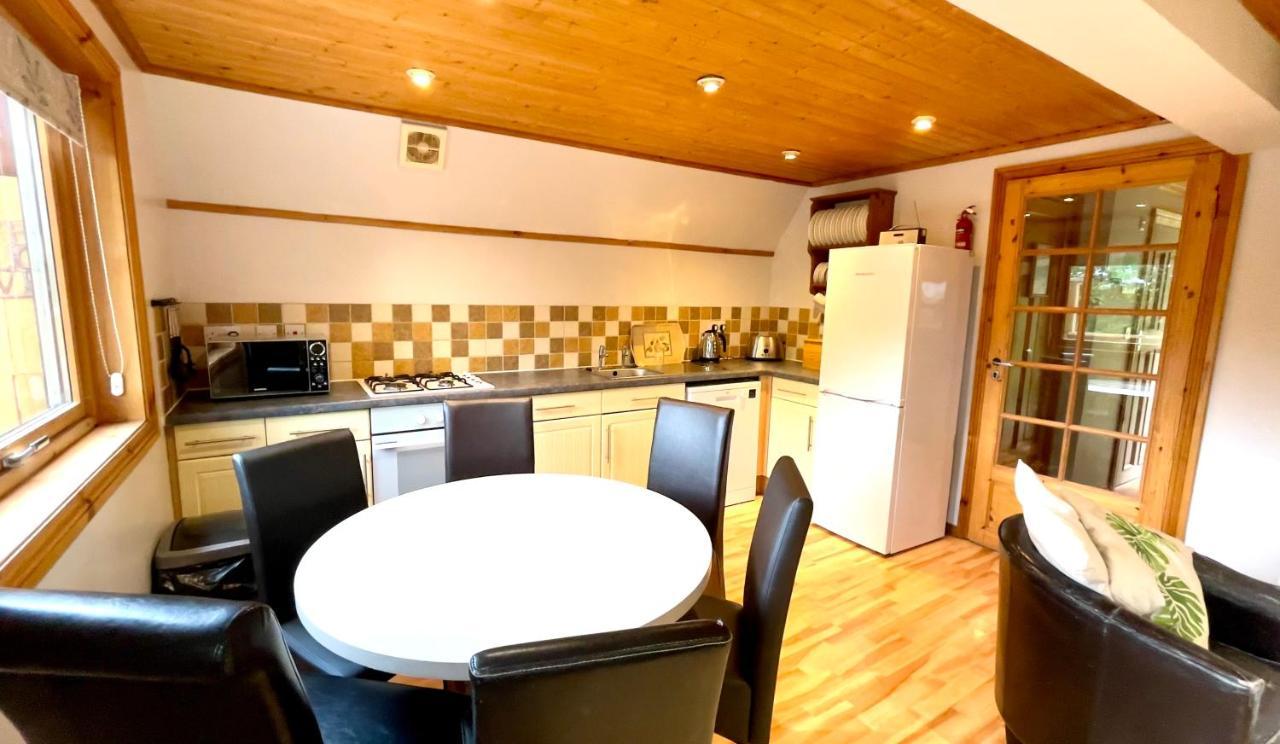 Spacious Primrose Lodge For 6 With Hot Tub At A Spa Resort Chudleigh Exterior foto